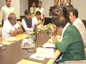 BJP, JD(S) join forces to take on Congress government in Karnataka pol1